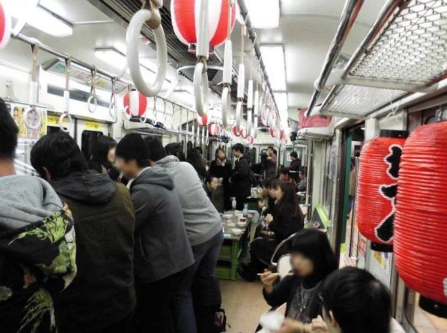 期間限定改造成酒吧的電車車廂（圖片來源：京阪電車臉書專頁）