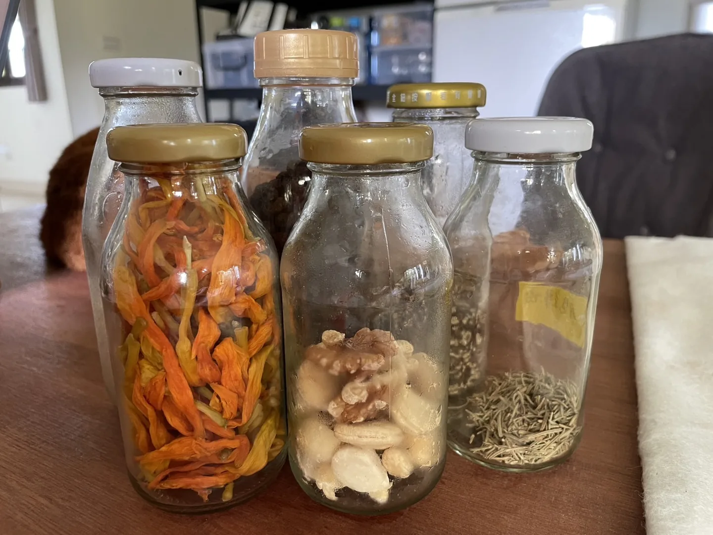 前排是200ml,後排左邊是treetop、中間是Mr.Mlik。(…有霧氣的瓶子是從冰箱拿出來擺拍的)
