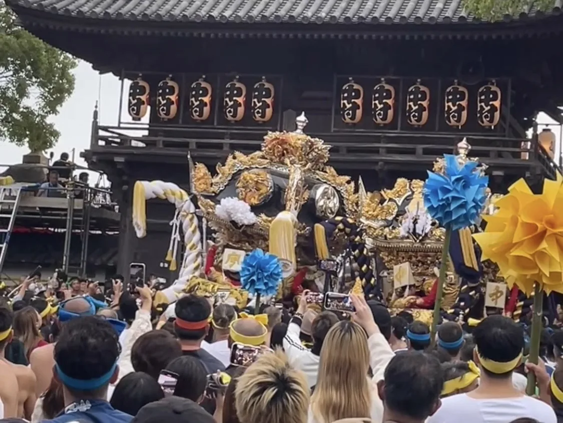 神社內對撞