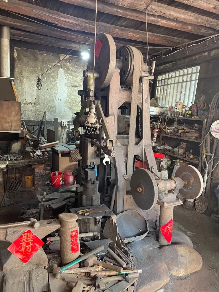 泉利鐵店裡的老機具與打鐵工具