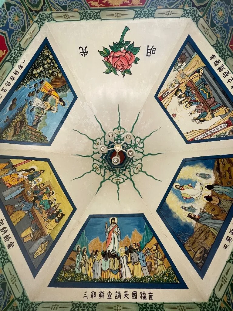 天主聖神堂的天花板彩繪,以中式畫風描繪耶穌的事蹟