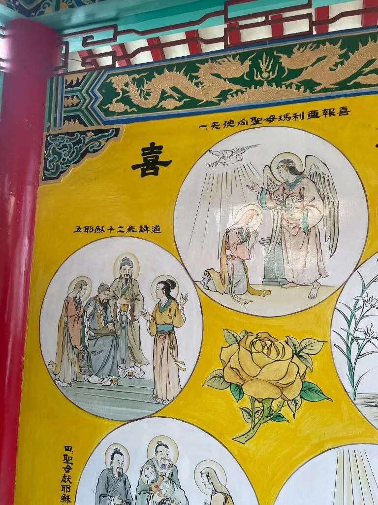 天主聖神堂的壁畫,人物穿著中式服裝,畫的是天使向聖母報喜